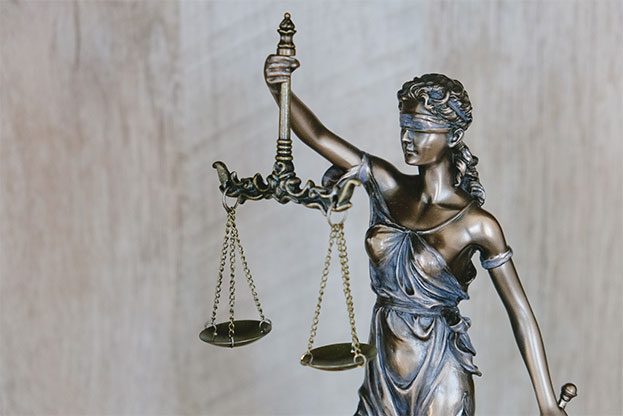 divorce attorney franklin tn - Image of woman as justice statue. | Milazo Law